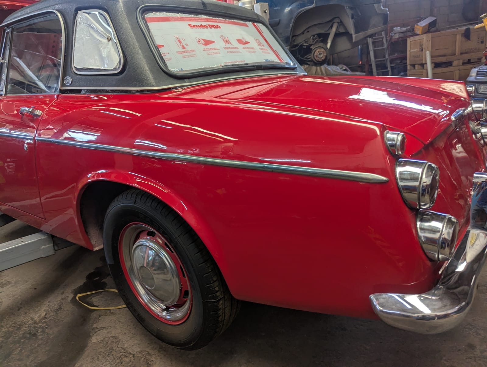 Restauración de carrocería en Datsun rojo