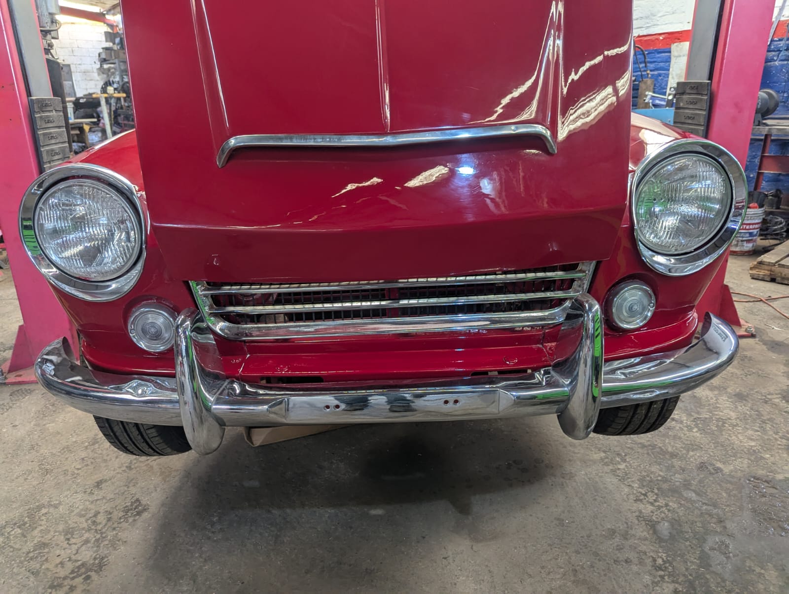 Detalle del frente cromado de un Datsun clásico
