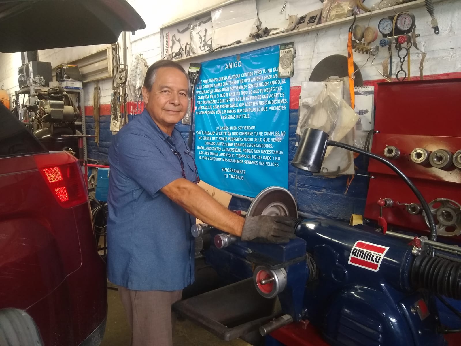 Mecánico de Acevedo trabajando en el taller